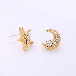 🧚🏼‍♀️Gold Tone Faux Pearl Star & Moon Earrings
